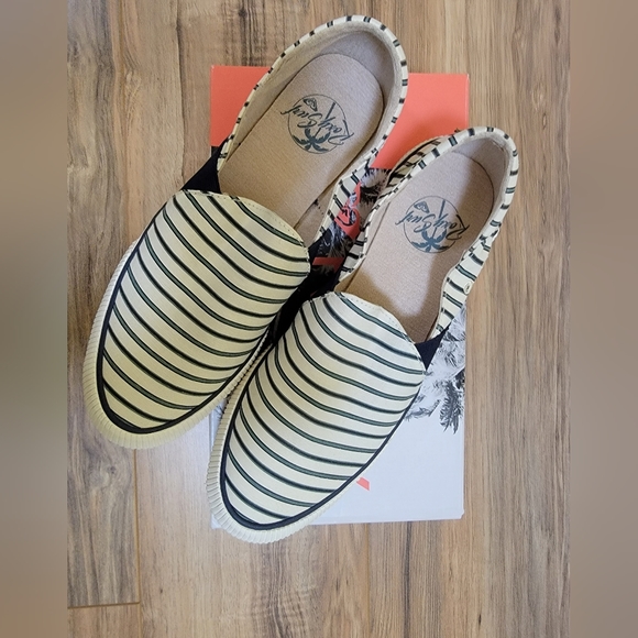 Roxy Women's Brayden Slip on Sneaker Shoe, size US 7.5 - Picture 2 of 6